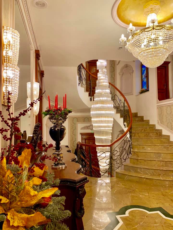 INIMA STRALUCITOARE A SUTER PALACE