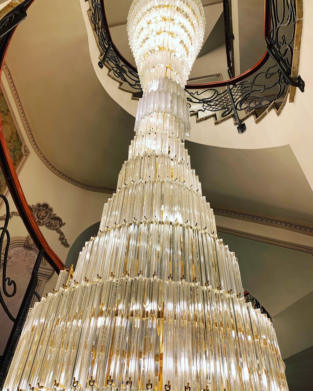 INIMA STRALUCITOARE A SUTER PALACE
